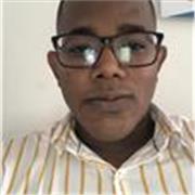 Profesor de administración de empresas con metodología práctica para un buen desarrollo de la clase