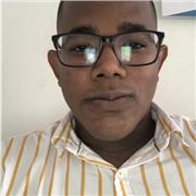 Profesor de administración de empresas con metodología práctica para un buen desarrollo de la clase