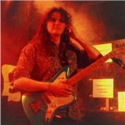 Musicien professionnel et professeur de guitare et basse diplômé du Conservatoire à Rayonnement Régional (CRR) + Atla