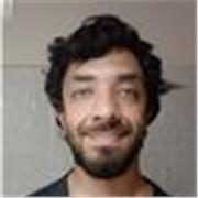 Estudiante de ciencias de la educación imparte clases a niños/niñas de todas las edades aplicando técnicas pedagógicas