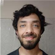 Estudiante de ciencias de la educación imparte clases a niños/niñas de todas las edades aplicando técnicas pedagógicas