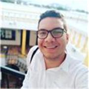 profesor de informatica imparte clases a jovenes y adultos