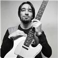 Insegnante di chitarra jazz, pop e rock a roma, diplomato al conservatorio, offre lezioni in presenza e online.