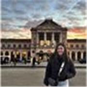 Chica comprometida y responsable con formación en
Educación Infantil. 
