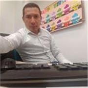 Profesor de apoyo a estudiantes de colegios y universidad