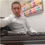 Profesor de apoyo a estudiantes de colegios y universidad