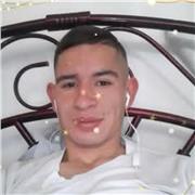 Profesor ejercicios basicos virtual demostrando mis actitudes eficientes