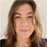 Estudiant de doctorat relacionat amb les ciències, imparteix classes de ciències i matemàtiques a infants i joves fins a 2n Batx