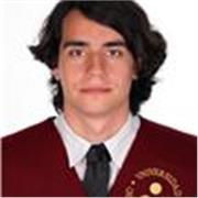 Profesor de futbol trabajando como analista en un club