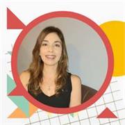 Profesora de Lengua y Literatura imparte clases a estudiantes secundarios