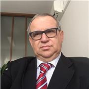 Consulente finanziario impartisce lezioni sulla situazione finanziaria attuale , sui possibili sviluppi e sui pericoli insiti nella situazione , offre anche definizioni sulle parole della finanza , come distinguere un bot da un Btp , una quota di fondi da