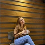 Soy estudiante de lengua española e inglesa, me apasionan las lenguas y me encantaria poder enseñar a otros sus cualidades.