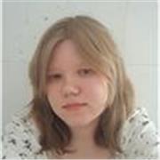 Nauczyciel języka angielskiego prowadzi zahęcia dla uczniów szkoły podstawowej