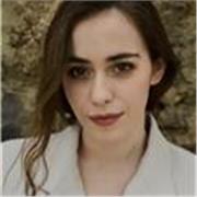 Profesora especializada en las metodologías Jolly Phonics para niñ@s de dos años en adelante y Cambridge para jóvenes y adultos.