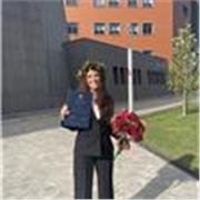 Diploma superiore in pianoforte con oltre 10 anni di esperienza. Laureata in Fisica e Astronomia.