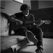Vuoi imparare un fantastico strumento come la chitarra? Sono qui proprio per te! 
Ho 22 anni e suono da quando ne ho 8. So perfettamente di cosa avrebbe bisogno una persona agli inizi e ricorda la passione prima di tutto!