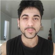 Soy Eric. Un chico que nació en España y conoce el idioma a la perfección.