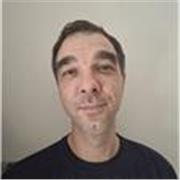 Technicien informatique diplômé et chef d'entreprise IT offre des cours pratiques pour débutant