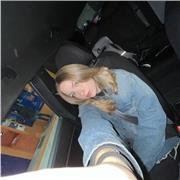 Chica joven estudiante ofrece clases de refuerzo de cualquier asignatura a niños de primaria