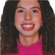 Estudiante de economía, graduada en bachillerato de ciencias sociales.