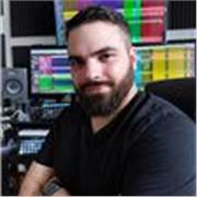 Diplomato in Musica Applicata offre lezioni online di produzione musicale e tecnologie con approccio pratico su DAW e plugin.