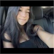 Joven con habilidad creativa para las manualidades / pintura.