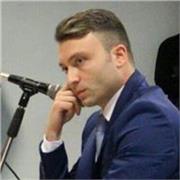Diplomato liceo classicoe Laureato in giurisprudenza
