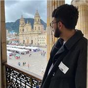 Filósofo y jurista, experiencia dando lecciones de filosofía, historia, ética y religión