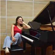 apoyo en todas las materias que necesites pero también soy profesora de música de piano, violín y un poco de guitarra