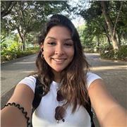 Joven encantada de compartir sus conocimientos con cualquier persona, apto para adultos y niños.