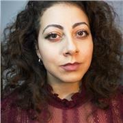 Operatrice socio sanitaria offre aiuto nello studio per il corso oss regionale