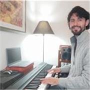 Insegnante di pianoforte impartisce lezioni per principianti