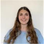 Studentessa universitaria con formazione classica che impartisce lezioni private di letteratura italiana