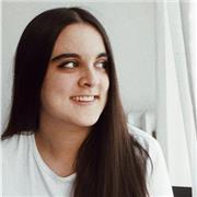 Profesora de repaso y apoyo para niñas y niños de Educación Primaria