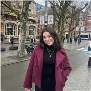 Profesora titulada de inglés, estudiante de educación primaria, con experiencia de dos años trabajando como monitora en EEUU y dos años dando clases particulares