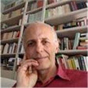 Docente di comunicazione e di scrittura, laureato in filosofia e con ottima conoscenza dell'inglese, offre ripetizioni