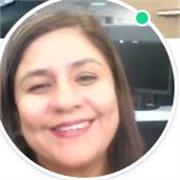 Profesora de español enseña a estudiantes que hablan inglés como lengua nativa