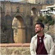 Soy profesor nativo con experiencia en la enseñanza de español a adolescentes y adultos.