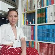 Me defino como una profesional comprometida con la educación, con una fuerte base científica y un enfoque humanista.