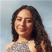 Estudiante de ingeniería aeronáutica da clases de matemática básica