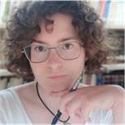Profesora titulada en Lengua Castellana y Literatura imparte clases de forma remota.