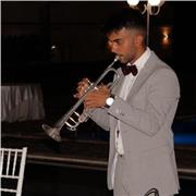 Docente di musica impartisce lezioni ad allievi di qualsiasi età