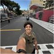 Joven aventurero del mundo, que vivio en USA 1 año y antes estudio 1 año ingles con nativos y actualmente mejora su Frances