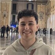 Estudiante universitario da clases particulares a alumnos de Primaria, ESO y Bachillerato de humanidades