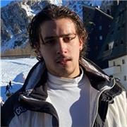 Studente universitario impartisce lezioni di matematica per le scuole medie