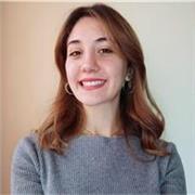 Studentessa neolaureata impartisce lezioni di grammatica italiana per stranieri
