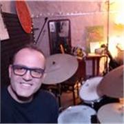 Laureato in Batteria e percussioni Jazz. Impartisce lezioni di musica. •Solfeggio •Tecnica del tamburo•Analisi degli stili