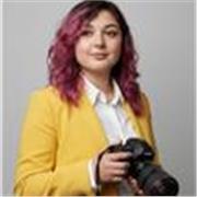 Profesora de Artes, especialización multidisciplinaria: pintura, ilustración, fotografía, audio, video, experimental, etc