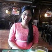 Profesora imparte clases a niños del nivel primario