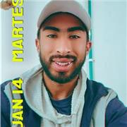 Profesor de deportes y entrenador deportivo con disposición de ayuda y enseñanza